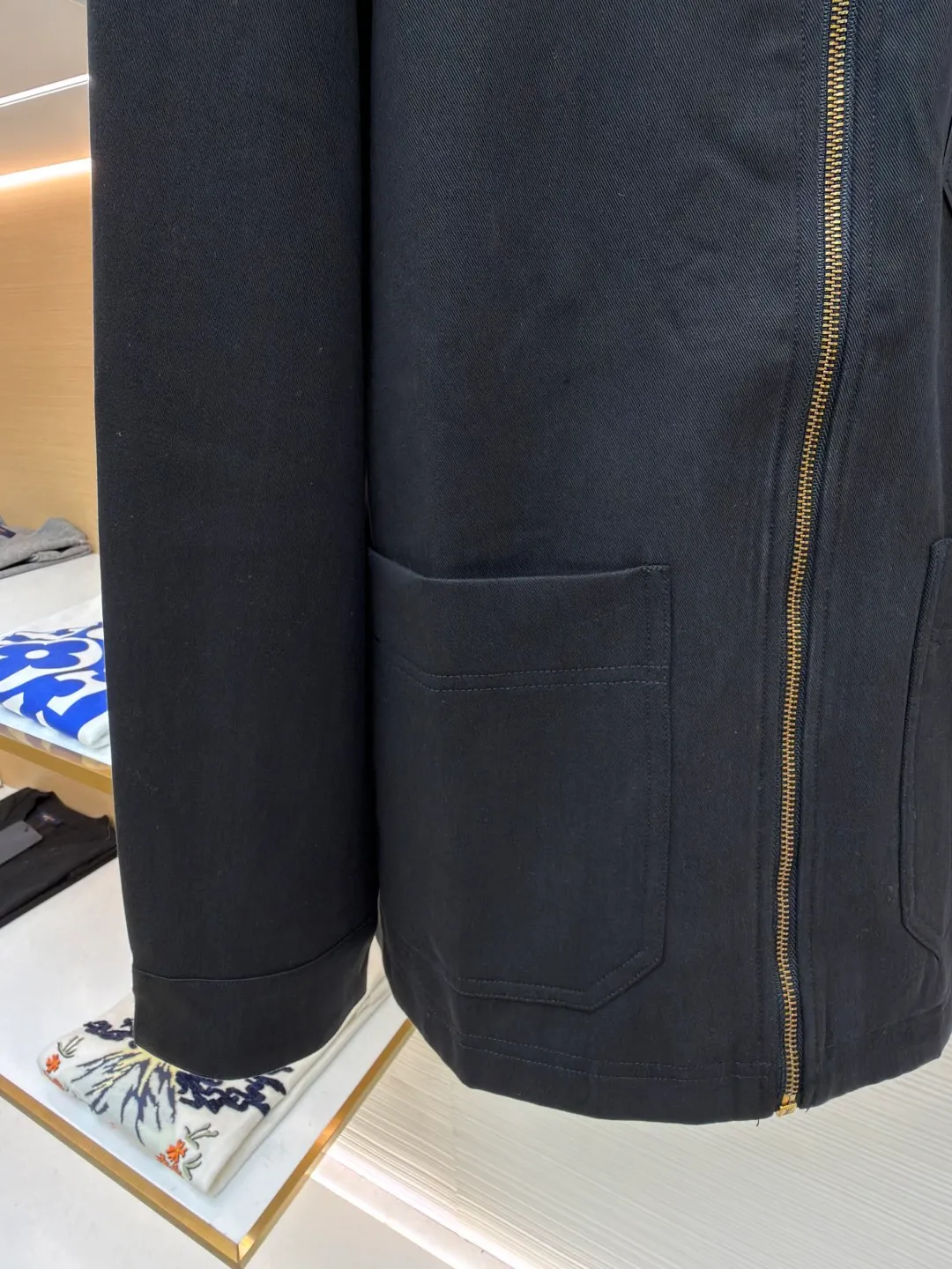 LOUIS VUITTON checkerboard pocket zipper jacket ●Item number: 1682123-B50 ●Material: cotton twill fabric ●Technology: heat-pressed lamination ●Color: black ●Version: fitted version ●Weight: about 860 grams ●Size: S-M-L-XL ●Description: This Louis Vuitton black lapel zipper jacket shows the brand's exquisite craftsmanship. The body is made of high-density twill fabric. It has been pre-shrunk and shaped and ironed to give the fabric a crisp silhouette and wrinkle resistance, smooth touch and excellent wear resistance. The placket is equipped with a customized metal zipper. The zipper teeth are precision polished and gold-plated, making it smooth and durable. The zipper head is engraved with the brand's classic logo, and the details highlight the texture. The body pockets are made with welt bag technology, and the edges of the pockets are reinforced with double-needle stitching, which not only ensures practicality but also makes the fit neater. The chest patch pockets are spliced ​​with fabrics of different textures, and the hot-pressing lamination process makes the splices smooth and free of glue marks. The lapel part has been three-dimensionally cut and hand-drawn to fit the neck line and is not easily deformed. Every stitch follows strict stitch length standards, perfectly combining simple design with exquisite craftsmanship. The overall wiring is straight and delicate, the fabric is comfortable and soft, and the color is consistent without color difference. It can be matched with the same style to create a fashionable look and control various occasions. Customized accessories, complete with three standards, same style for men and women!